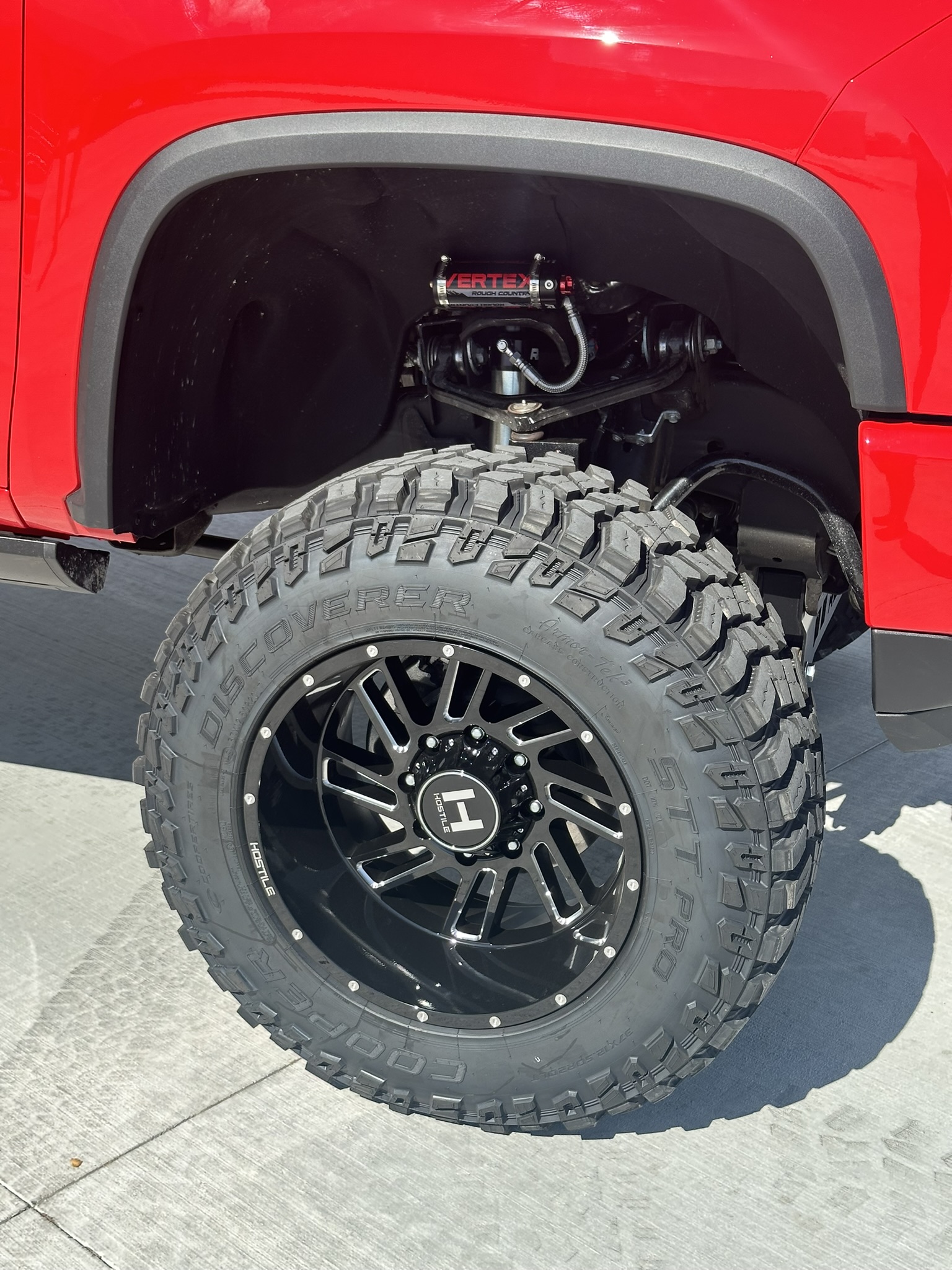 Installed Hostile wheel, 37-inch tire and Vertex reservoir inside the front wheel well